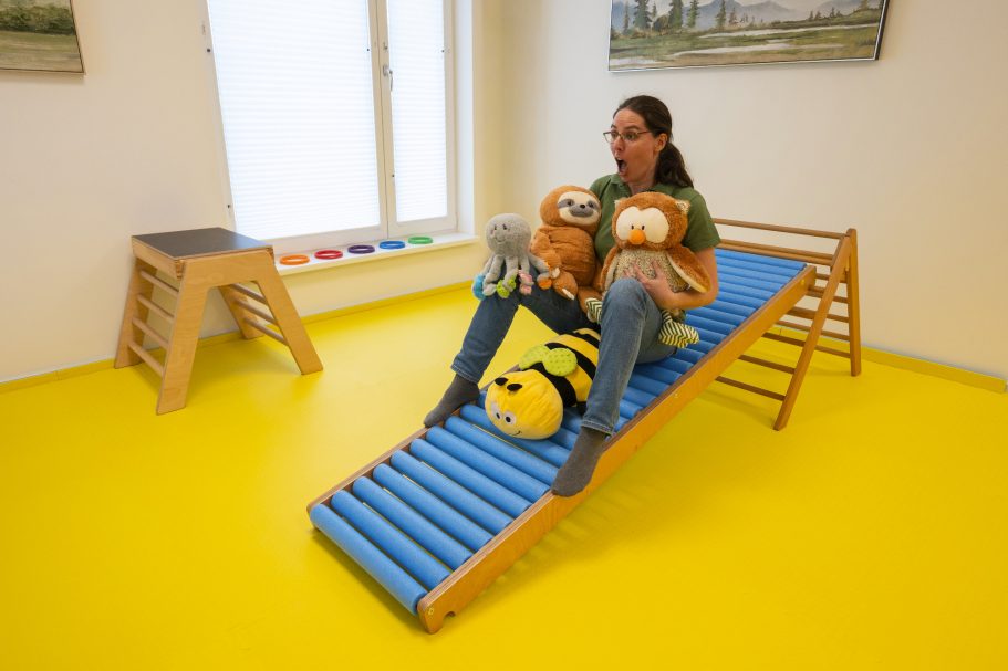 Andrea rutscht mit den Tieren die Rollenrutsche hinunter. Hui, das geht ganz schön schnell.